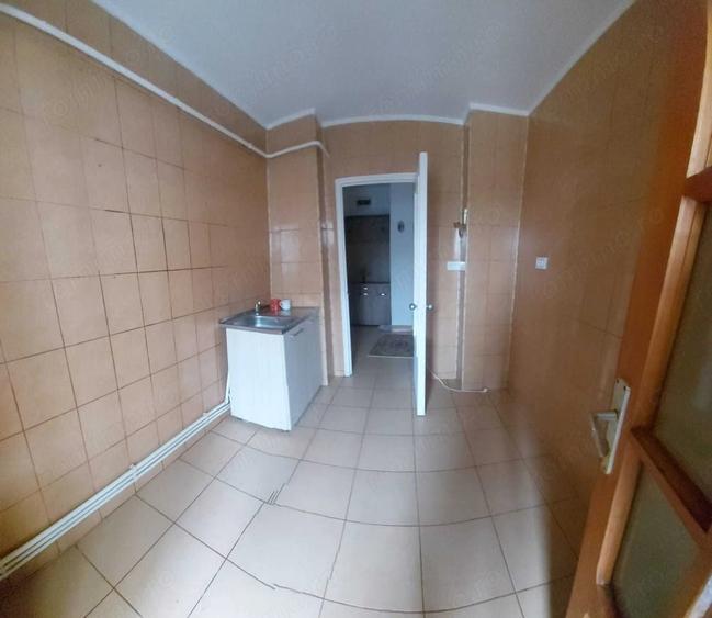Apartament cu 3 camere decomandat în Micro 21
