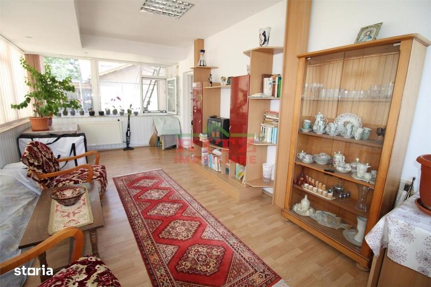 Apartament cu 4 camere decomandat în Orașul de Jos