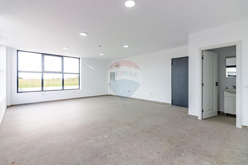 Spațiu comercial, de 560 mp, în Balotești