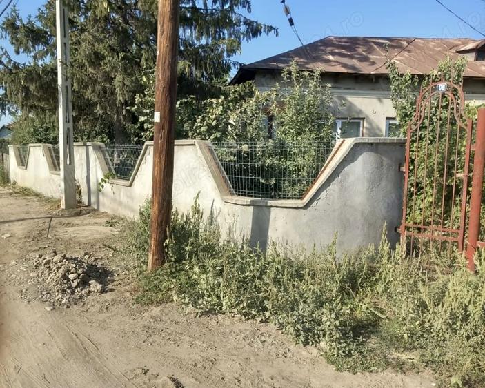 Casă cu 2 camere cu Teren 1600 Mp în Central