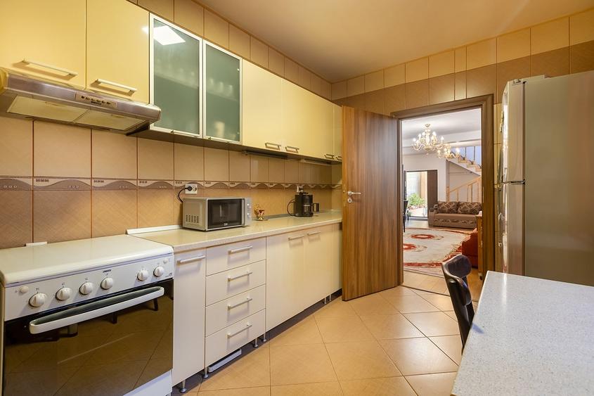 Casă individuală cu 4 camere cu Garaj în Titulescu