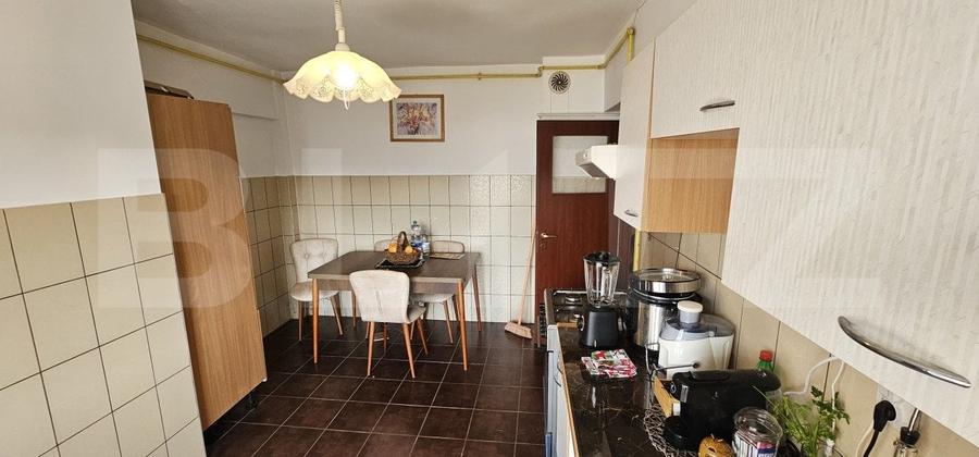 Apartament cu 5 camere decomandat, mobilat în Trident