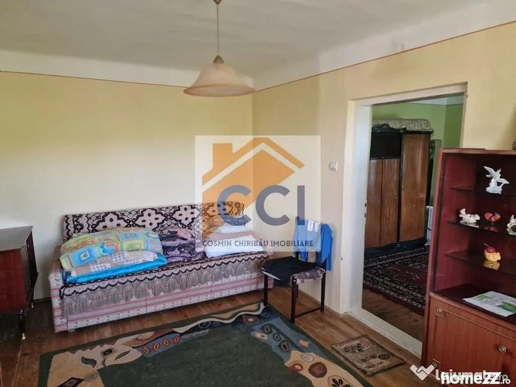 Casă cu 5 camere cu Teren 10426 Mp în Est