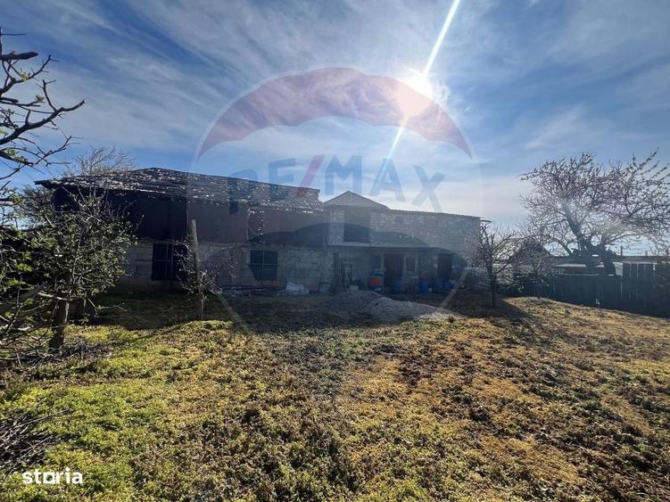 Casă cu 4 camere cu Teren 700 Mp în Străoane