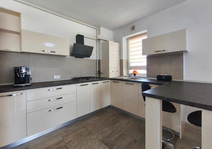 Apartament cu 2 camere decomandat, mobilat în Tractorul