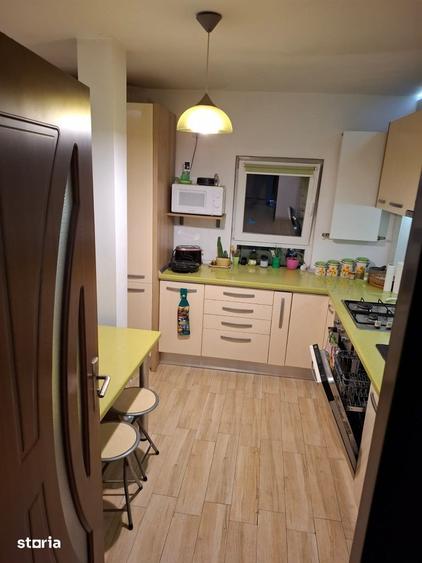 Apartament cu 4 camere decomandat, mobilat în Confecții