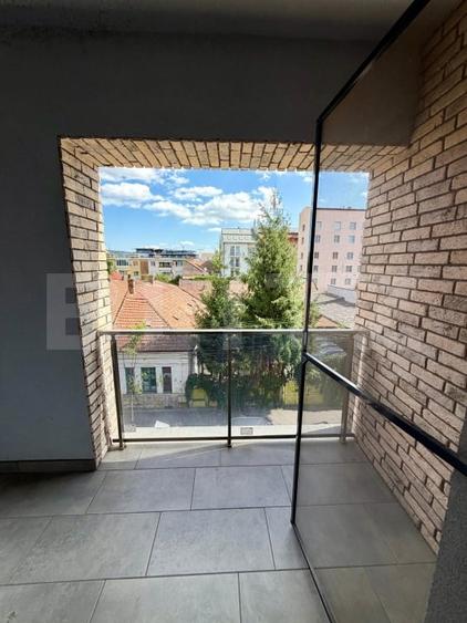Apartament cu 3 camere semidecomandat, mobilat în Semicentral