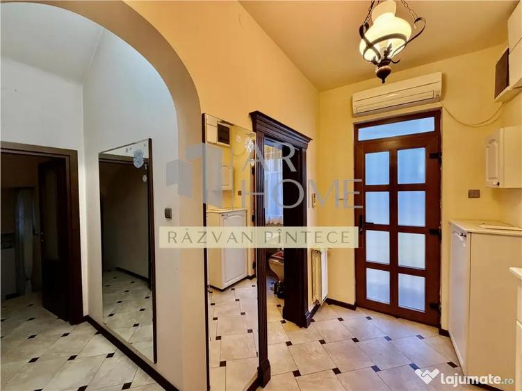 Casă cu 11 camere cu Teren 370 Mp în Central