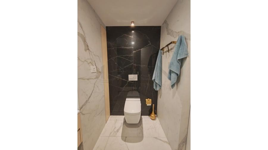 Apartament cu 5 camere semidecomandat, mobilat în Băneasa