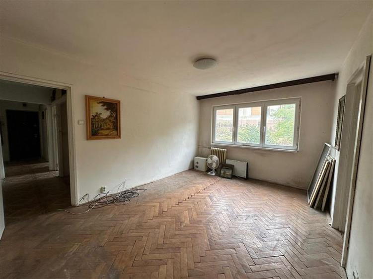 Apartament cu 3 camere semidecomandat în Moroasa 1