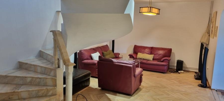Casă individuală cu 7 camere cu Teren 1000 Mp în Central