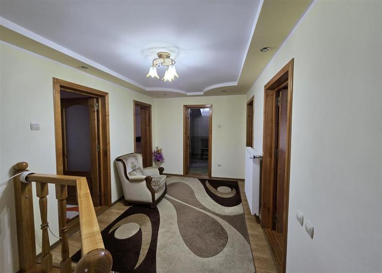 Casă individuală cu 11 camere cu Teren 5000 Mp în Central