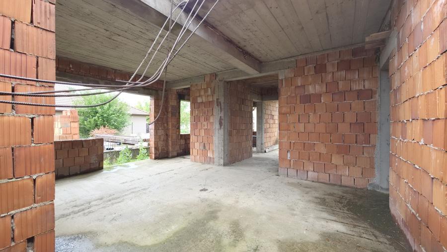 Casă individuală cu 6 camere cu Canalizare în Curtici