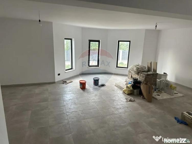 Casă cu 5 camere cu Teren 1200 Mp în Rediu