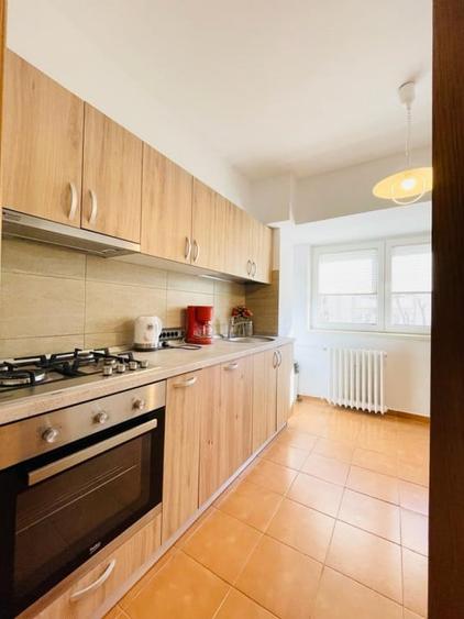 Apartament cu 3 camere decomandat, mobilat în P-ța Unirii