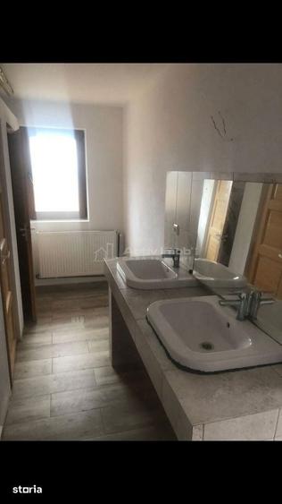 Casă cu 10 camere cu Teren 300 Mp în Central