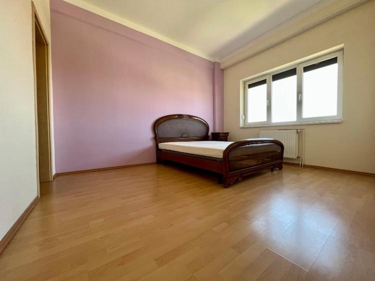 Apartament cu 3 camere semidecomandat, mobilat în Iosefin