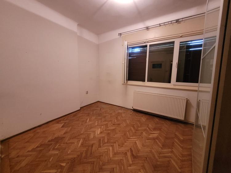 Apartament cu 3 camere semidecomandat în Gara de Nord