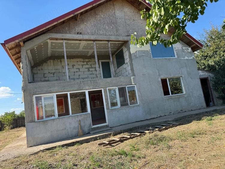 Casă cu Teren 1260 Mp în Făcăeni