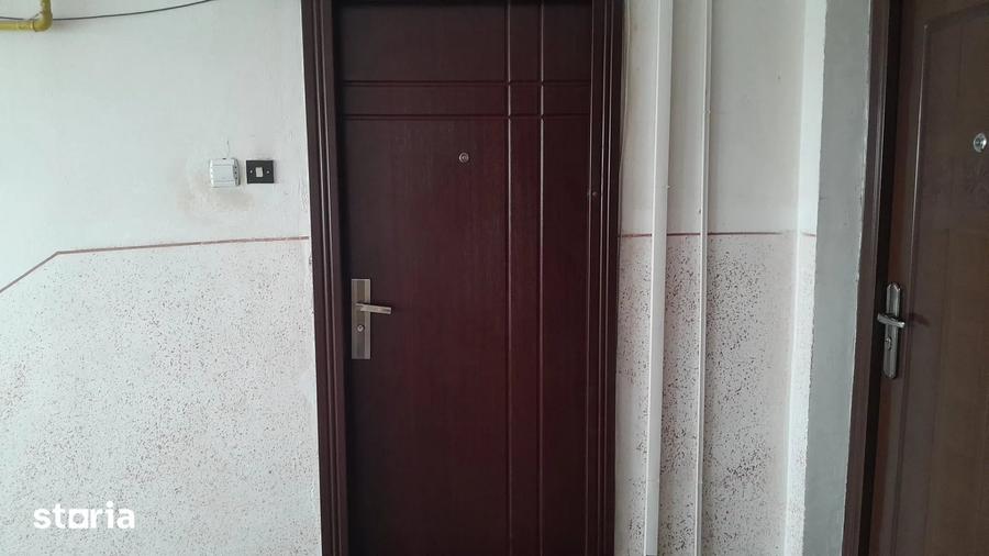 Apartament cu 2 camere semidecomandat, mobilat în Ineu