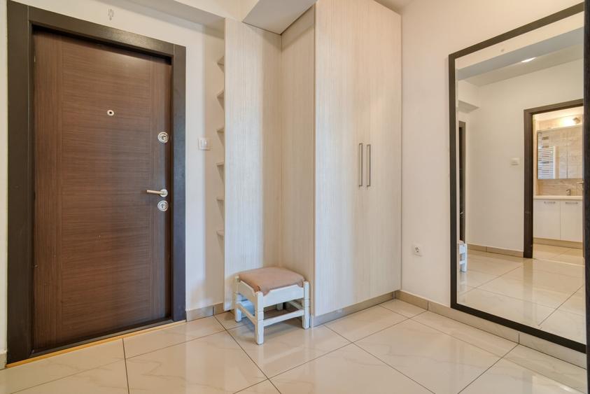 Apartament cu 4 camere decomandat, mobilat în Tractorul