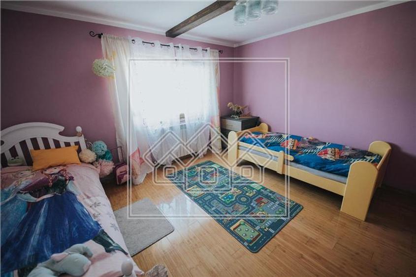 Casă individuală cu 7 camere cu Canalizare în Central