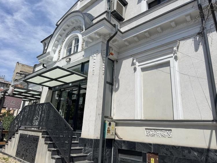 Casă individuală cu 10 camere cu Canalizare în Moșilor