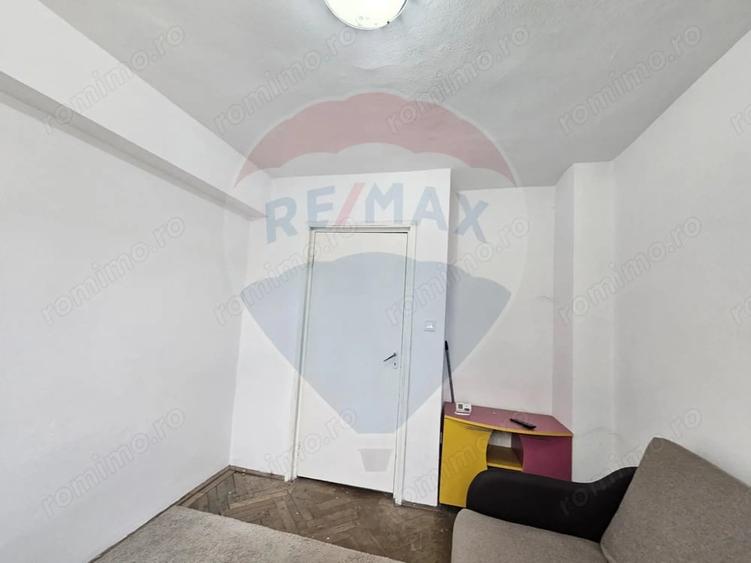 Apartament cu 3 camere semidecomandat în Central
