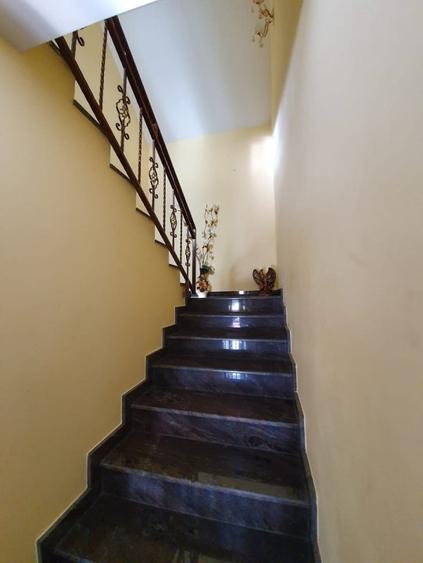Casă individuală cu 4 camere cu Garaj în Exterior Est