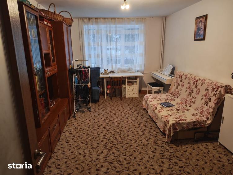 Apartament cu 4 camere semidecomandat în Central