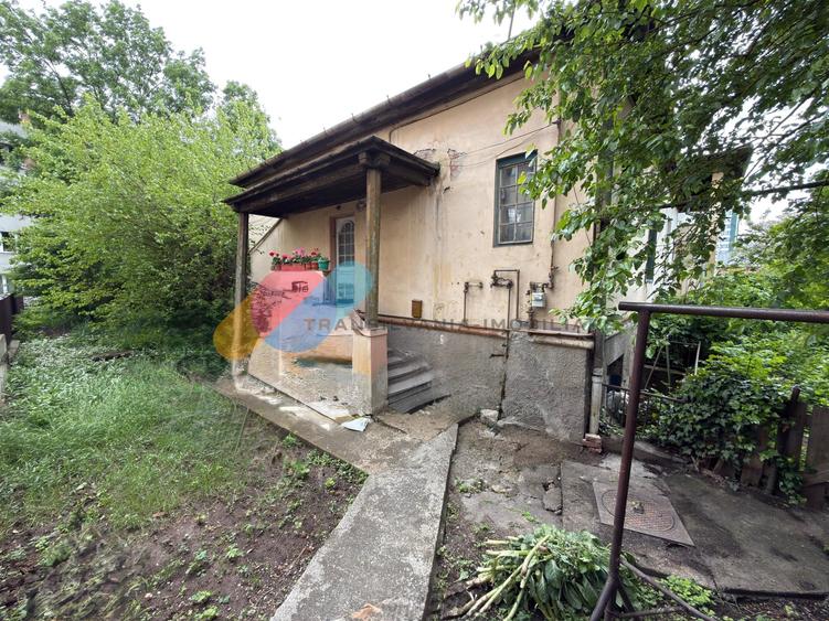 Casă individuală cu 7 camere cu Teren 1700 Mp în Central