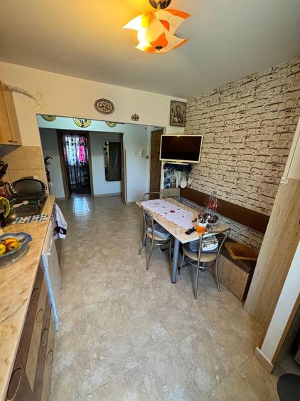 Apartament cu 4 camere decomandat, mobilat în CET