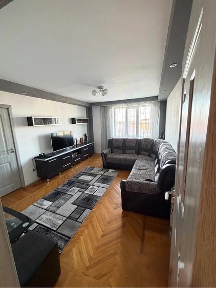 Apartament cu 3 camere semidecomandat în Central