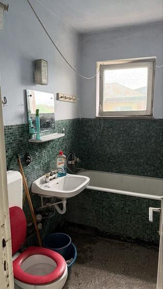 Apartament cu 3 camere semidecomandat în Precista