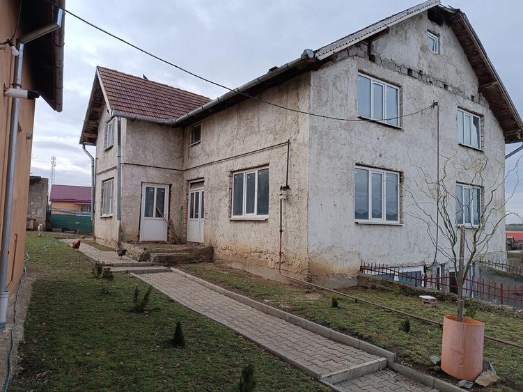 Casă cu 4 camere în Luncani