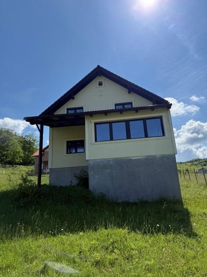 Casă cu 4 camere în Slimnic