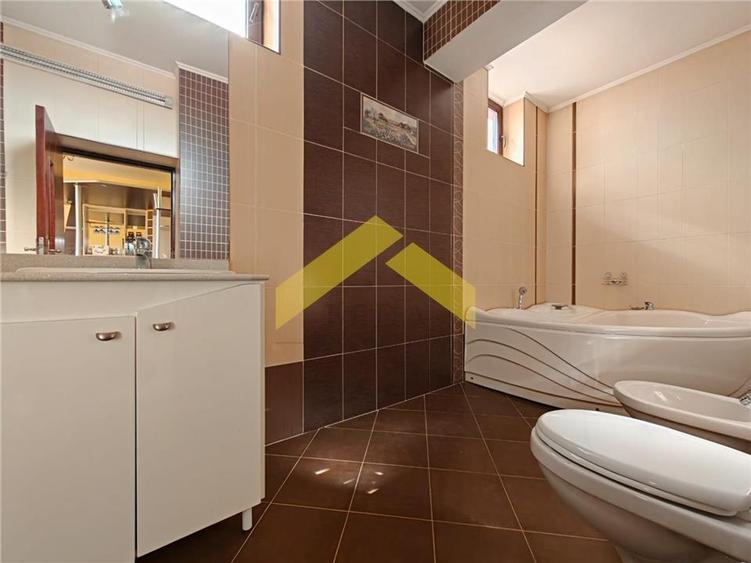 Casă individuală cu 5 camere cu Canalizare în Sud