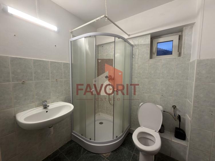 Casă individuală cu 16 camere cu Canalizare în Girocului