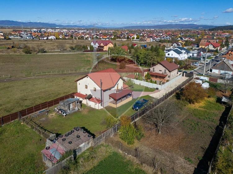 Casă cu Teren 2389 Mp în Sânpetru