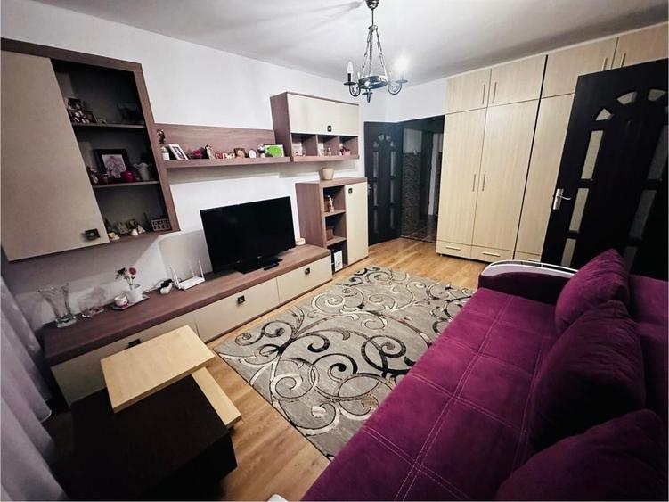 Apartament cu 3 camere decomandat în Boema