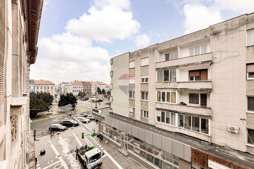 Apartament cu 3 camere semidecomandat, mobilat în Ultracentral