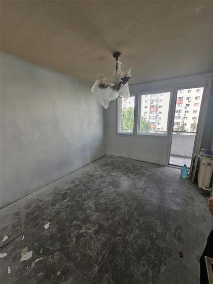 Apartament cu 3 camere semidecomandat în Berceni