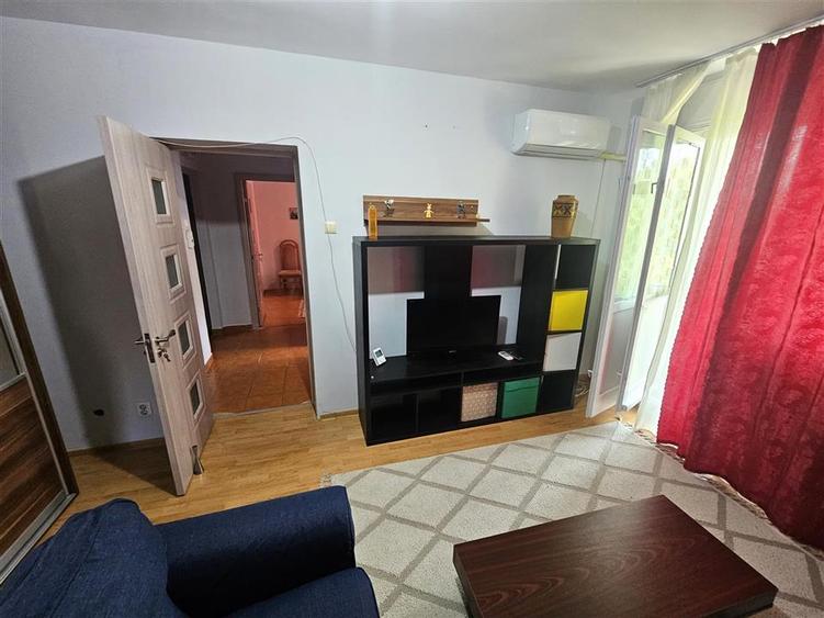 Apartament cu 3 camere semidecomandat în Tătărași