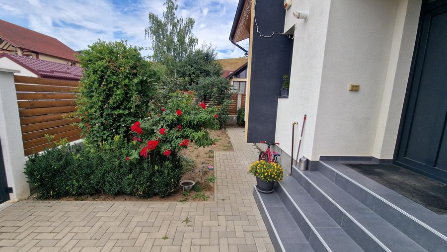 Casă cu 3 camere cu Teren 470 Mp în Sânpetru