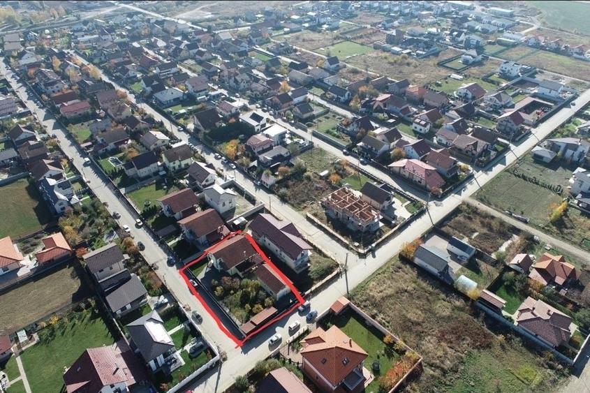 Casă cu 4 camere în Cristian