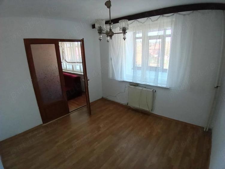 Apartament cu 4 camere semidecomandat în Petros