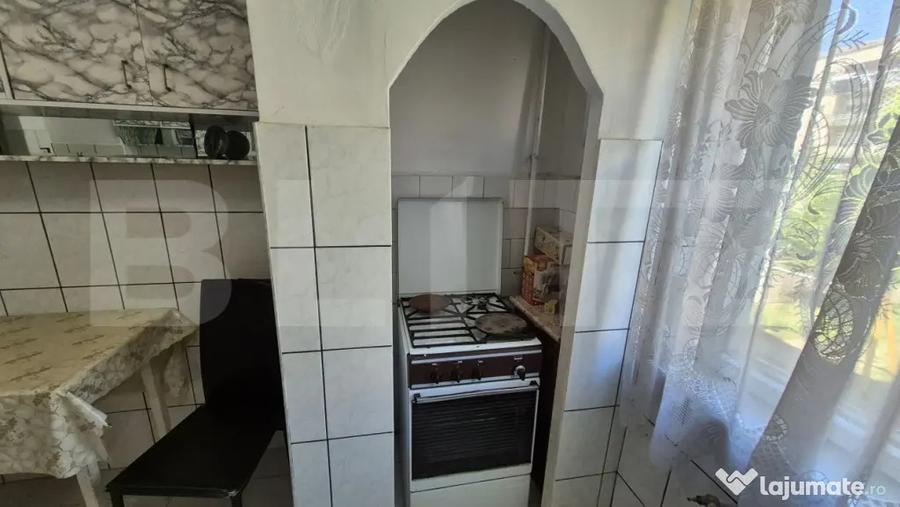 Apartament cu 4 camere semidecomandat în Micro 17