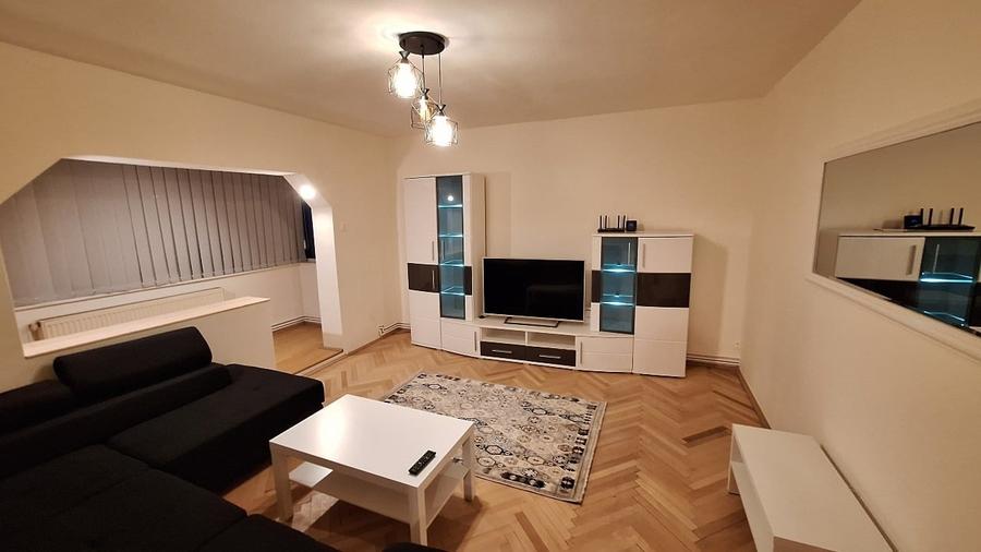 Apartament cu 4 camere decomandat, mobilat în Aradului