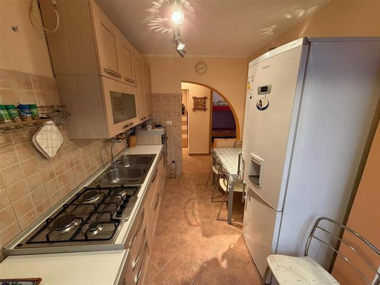 Apartament cu 3 camere decomandat, mobilat în Central