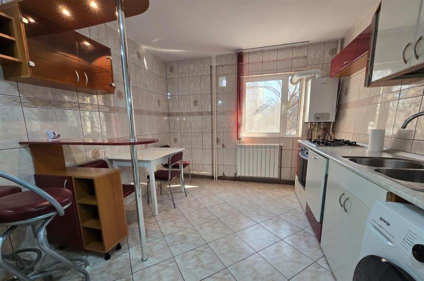 Apartament cu 3 camere decomandat în Podu Roș